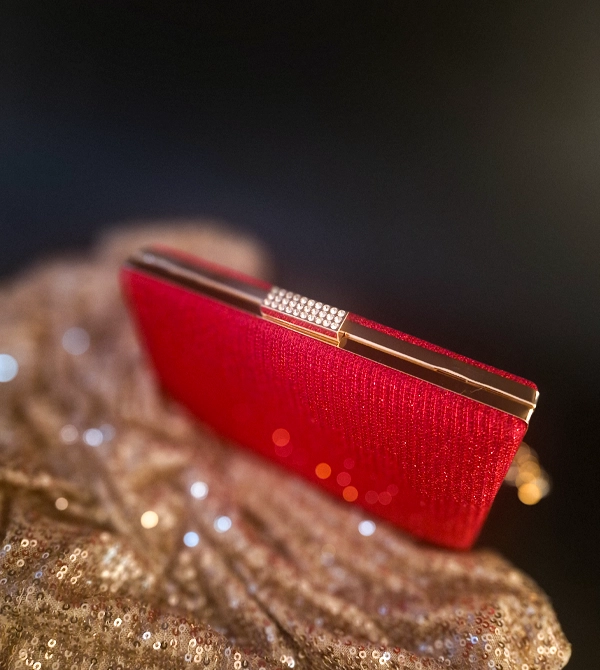  torebka_czerwona_wieczorowa_imprezowa_z_lancuszkiem_na_ramie_z_ozdobnym_zapieciem