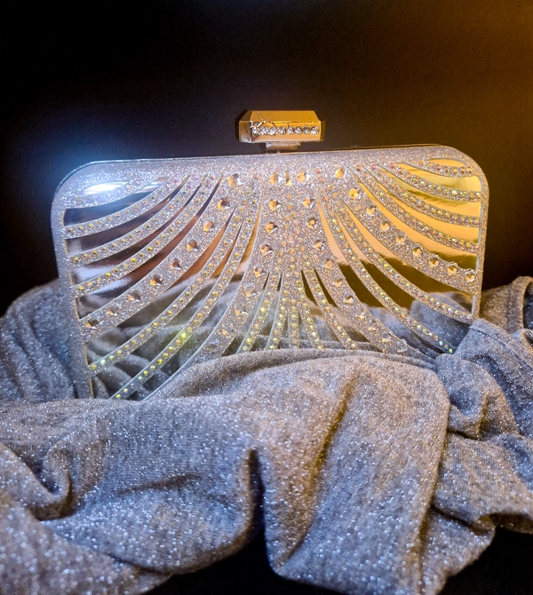  torebka_czerwona_wieczorowa_imprezowa_z_lancuszkiem_na_ramie_z_ozdobnym_zapieciem