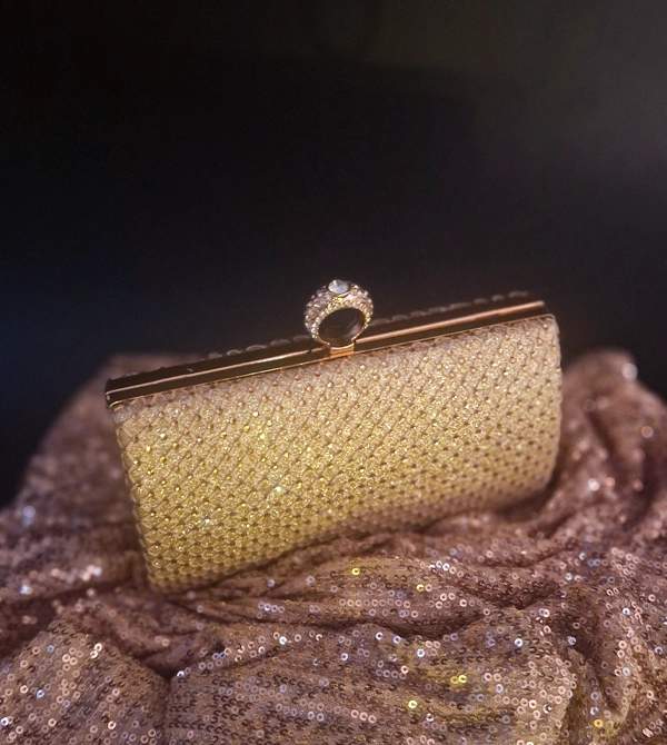  torebka_zlota_wieczorowa_imprezowa_z_lancuszkiem_na_ramie_z_ozdobnym_zapieciem