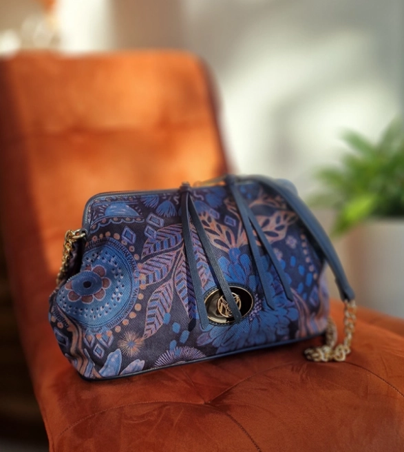 Ynot aksamitna torebka z długim paskiem