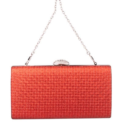 Czerwona torebka wieczorowa z biżuteryjnym zapieciem