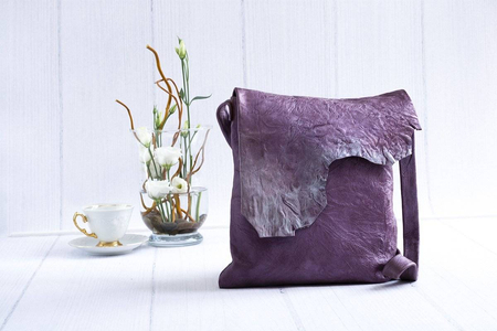 Bella Mal fioletowa torebka listonoszka ręcznie malowana