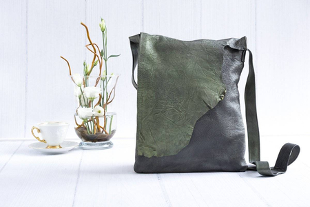 Bella Mal zielona torebka listonoszka ręcznie malowana