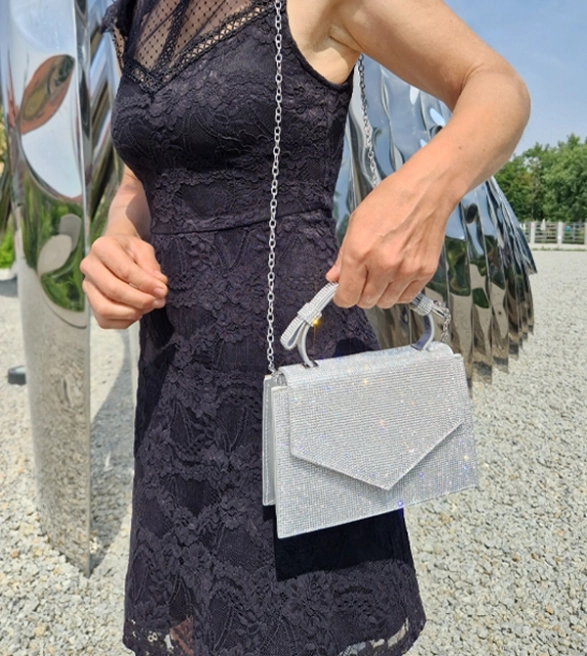 Elegancka srebrna torebka wieczorowa z ozdobną rączką i łańcuszkiem
